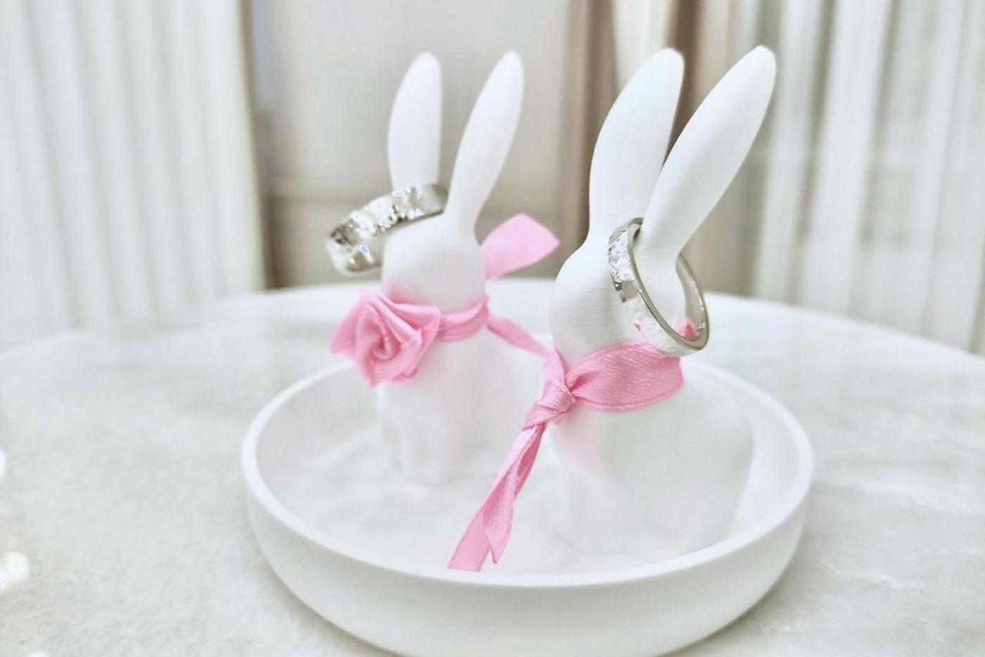 Ушастая подставка будет напоминать молодым об их особом дне.