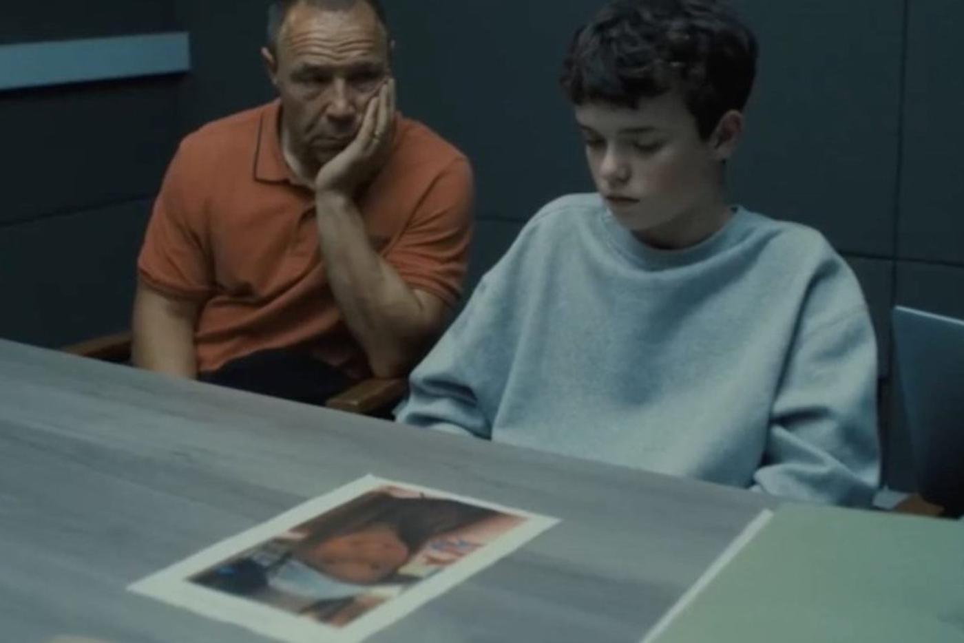 Отец (Стивен Грэм) и сын (Оуэн Купер) на допросе в сериале "Переходный возраст"