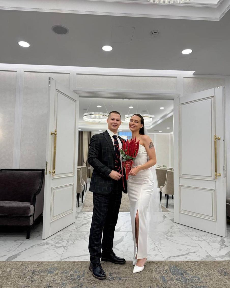 Обратите внимание: у невесты жгучие перчики в руках, а у жениха – на галстуке.