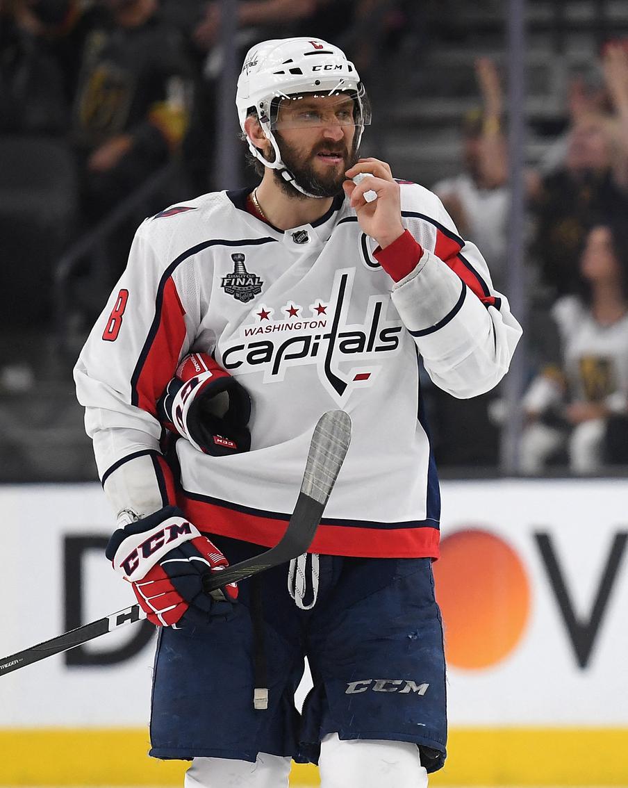 Дуэль Овечкина с Гретцки, золото Мельниковой: спортивные события 2025 года