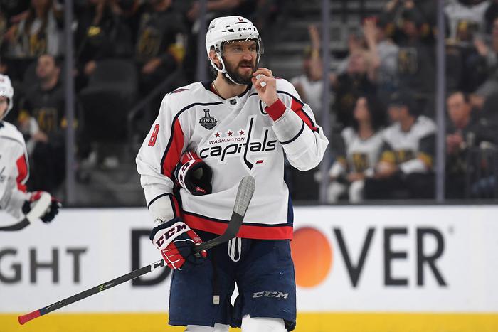 Дуэль Овечкина с Гретцки, золото Мельниковой: спортивные события 2025 года