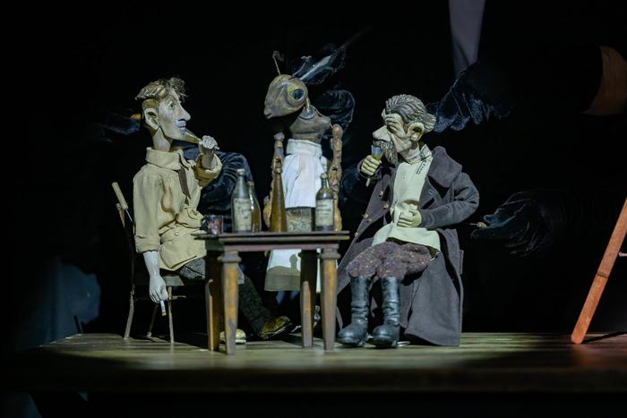 Горький сел за стол с муравьём: в Театре наций показали кукольную драму