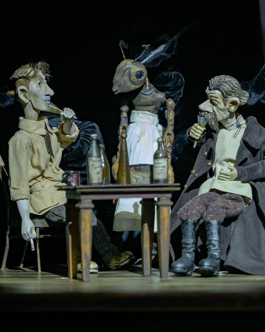 Горький сел за стол с муравьём: в Театре наций показали кукольную драму