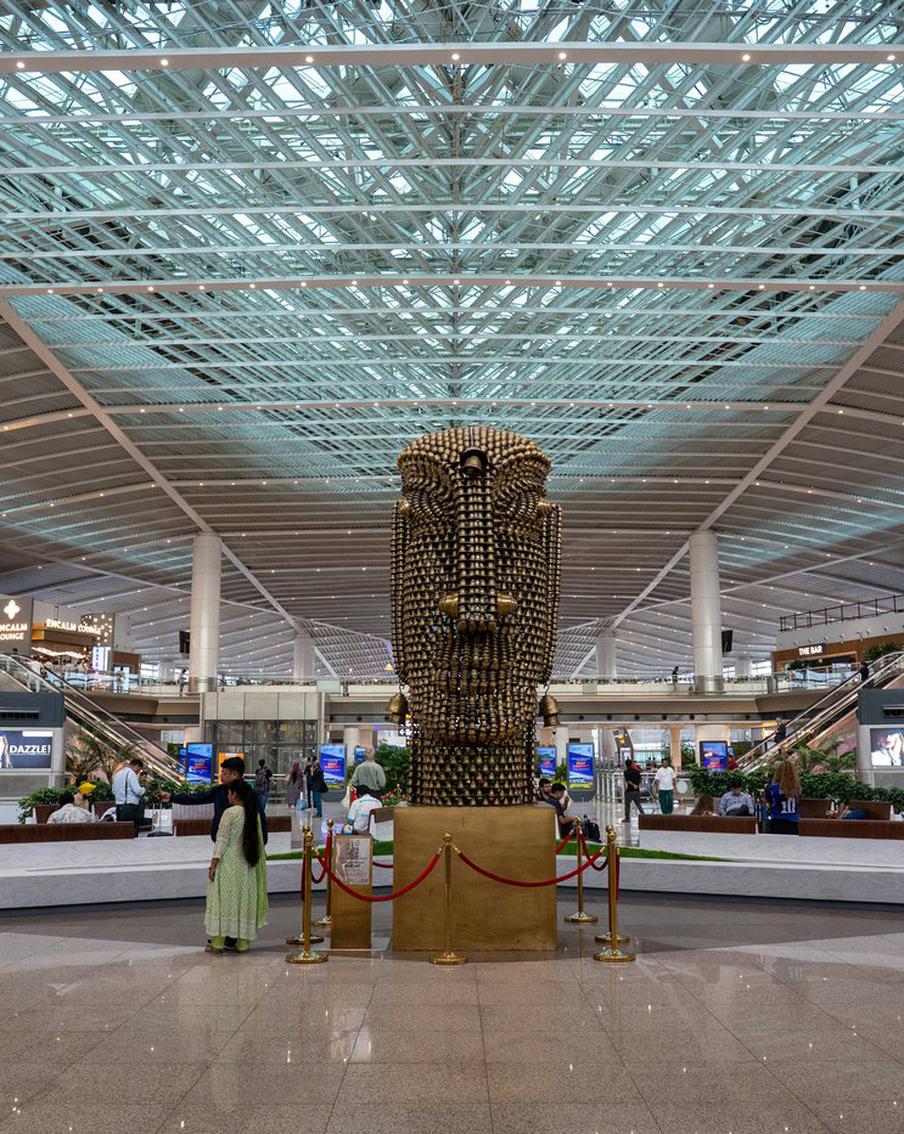 Россияне пожаловались на удержание в аэропорту Дели