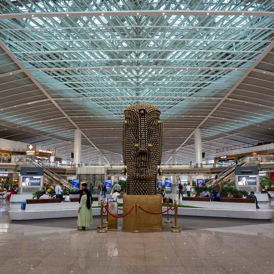 Россиян более суток удерживают в транзитной зоне аэропорта Дели. Пассажиры из России заявили о фактическом лишении документов и давлении со стороны сотрудников аэропорта, из-за чего они не могут покинуть Индию уже более 24 часов