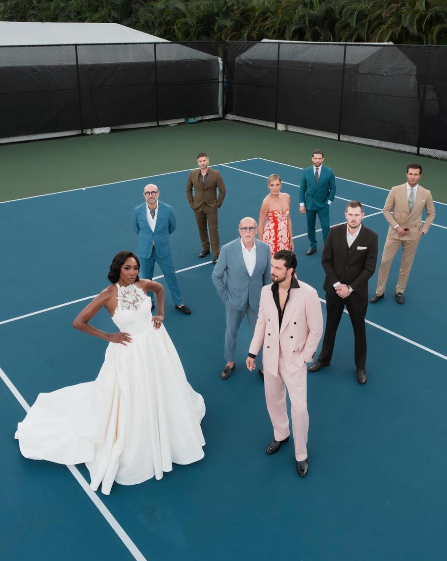 Невеста с женихом и гостями на одном из дней торжества.