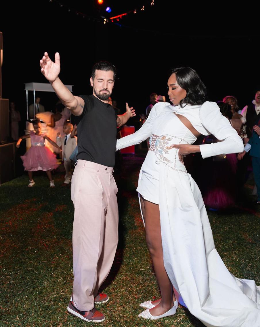 Жених оказался не так крепок, как невеста, и после официальной части ушёл восстанавливать силы.