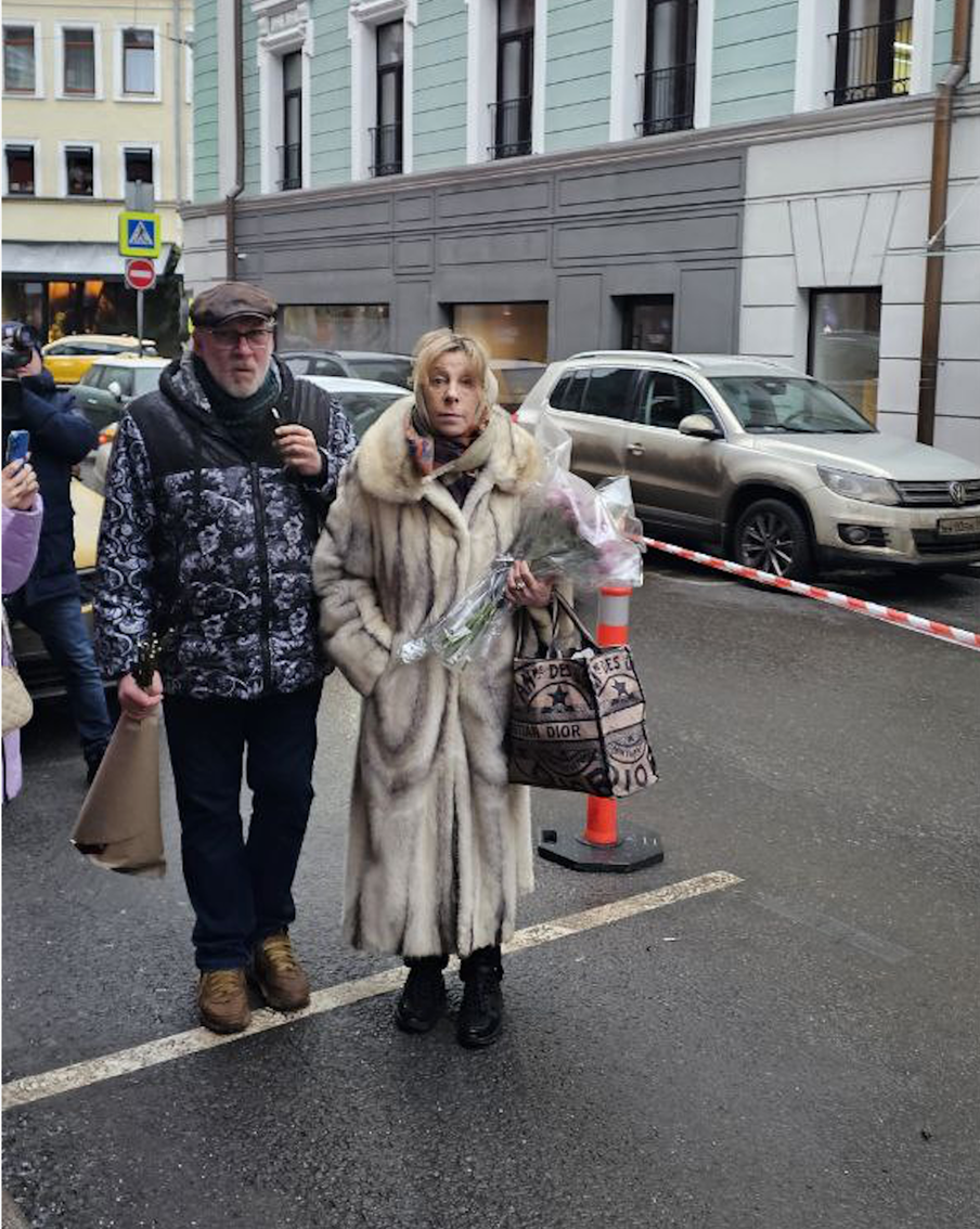 Юлия Рутберг и Виктор Раков идут на прощание с Анатолием Лобоцким