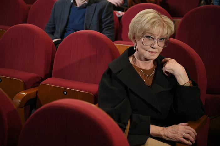 Вынесли на носилках без сознания: Алентовой стало плохо у гроба Лобоцкого