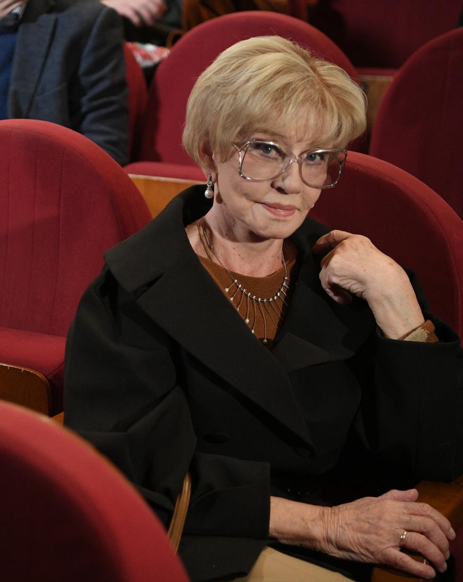 Вынесли на носилках без сознания: Алентовой стало плохо у гроба Лобоцкого