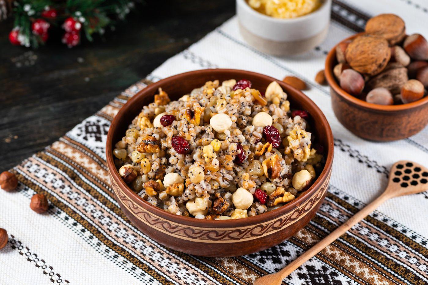 Кутья представляет собой отварные зёрна пшеницы с мёдом и изюмом.