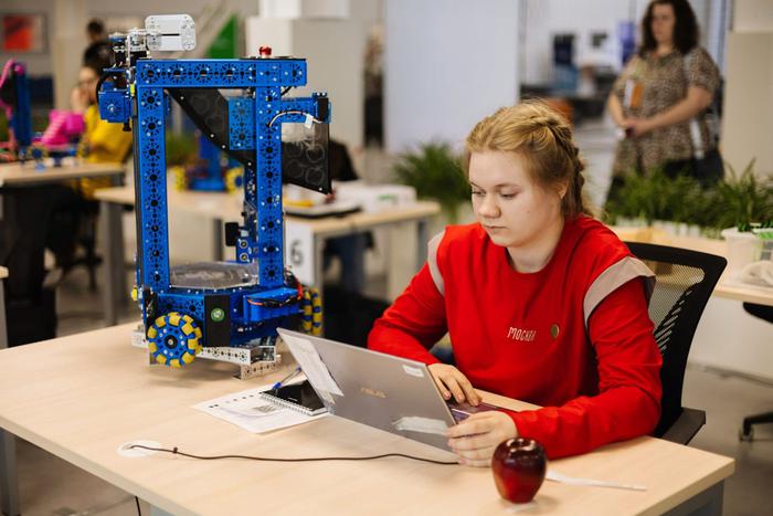 Москвичка под треки Бузовой научила робота искать цвет – и выиграла олимпиаду