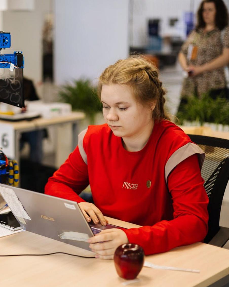 Москвичка под треки Бузовой научила робота искать цвет – и выиграла олимпиаду