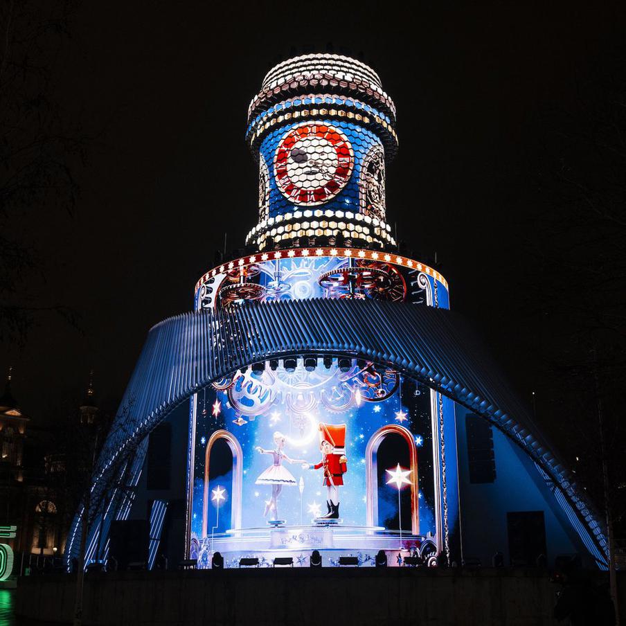 На инновационной достопримечательности "Матрёшка Москвы" состоится мультимедийное представление. Основной идеей новогоднего шоу станет путешествие во времени по новогодним традициям. А в субботу состоится премьерный показ "Щелкунчика" в формате доброй сказки