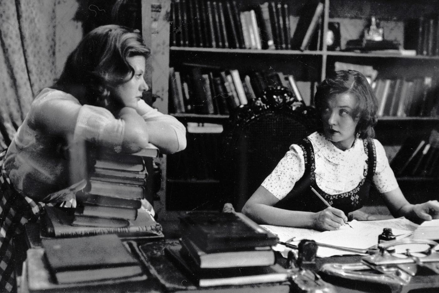 14 сентября 1979 года – Вера Алентова (справа) в роли Катерины на съемках фильма "Москва слезам не верит" режиссера Владимира Меньшова.