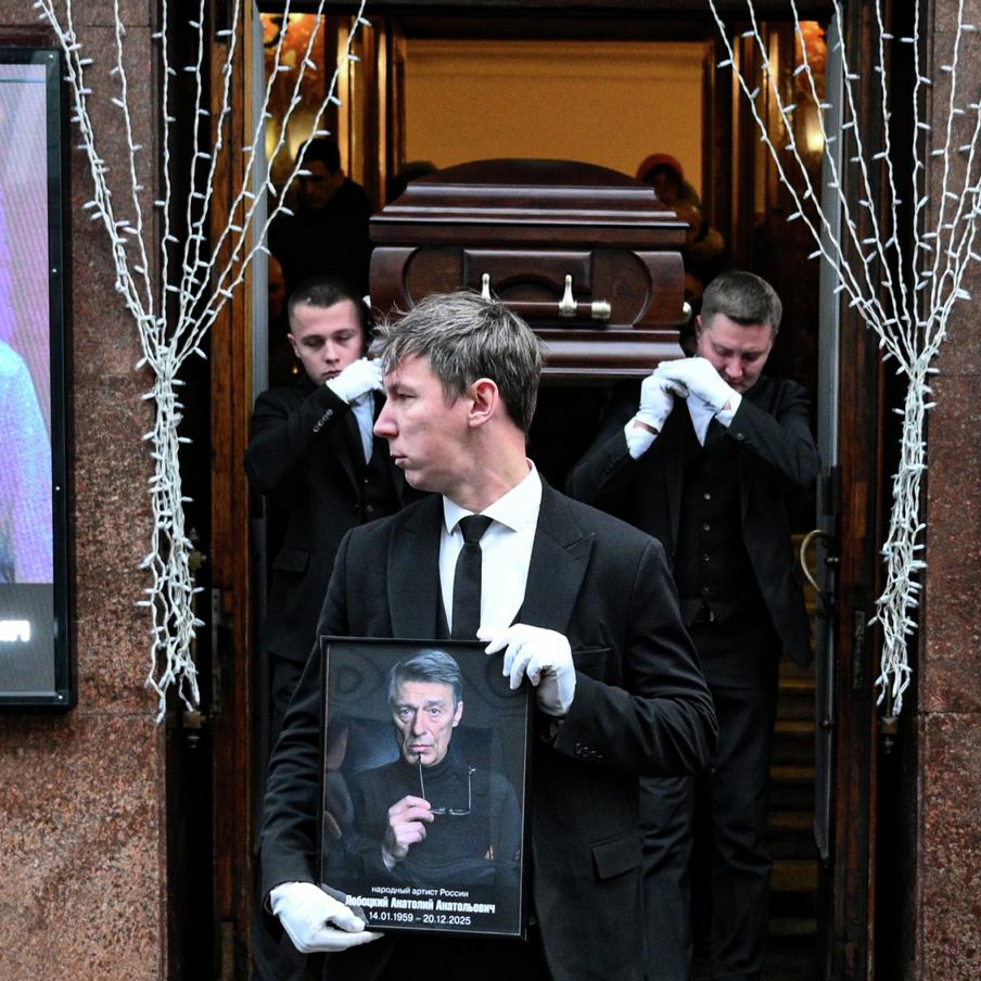 В Театре Маяковского прошла церемония прощания с Анатолием Лобоцким. Коллеги, друзья и зрители собрались на основной сцене театра, чтобы проводить народного артиста в последний путь и вспомнить его вклад в отечественную сцену и кино