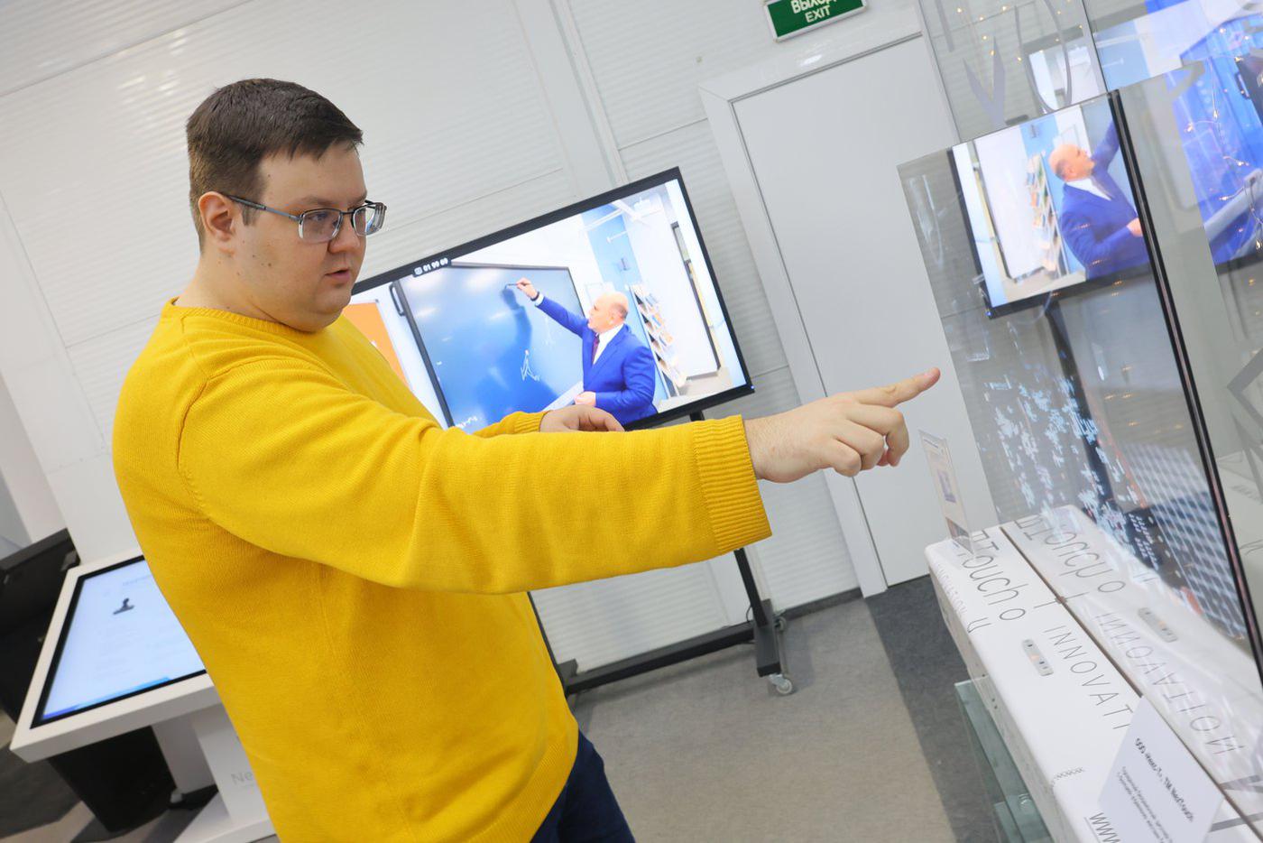 Неплохой способ почувствовать себя внутри футуристичного фантастического фильма.