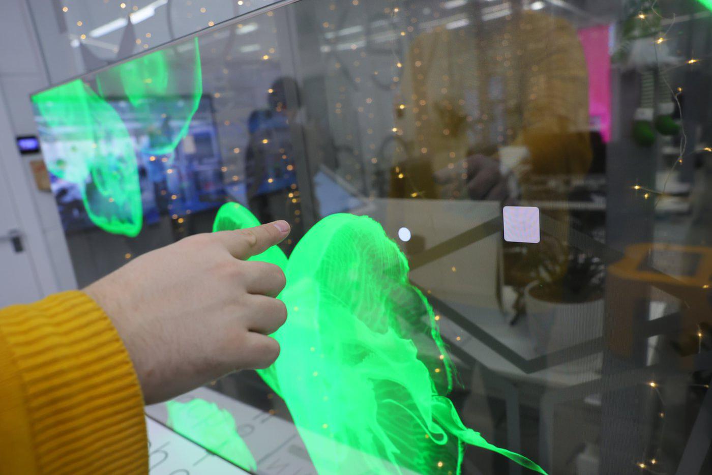 Попасть точкой в переключающий квадрат – игра, в которой легко "залипнуть".