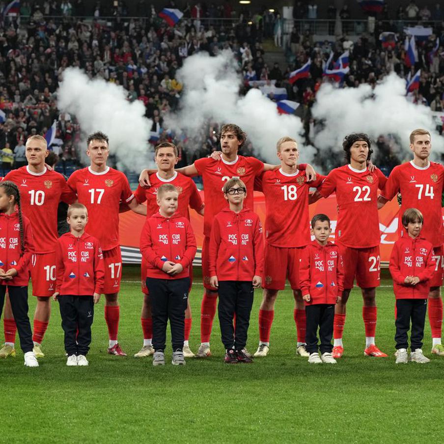 Сборная России сыграет два выездных матча в июне 2026 года. Российская команда планирует провести игры с участниками чемпионата мира за пределами страны, точные соперники и места проведения пока обсуждаются