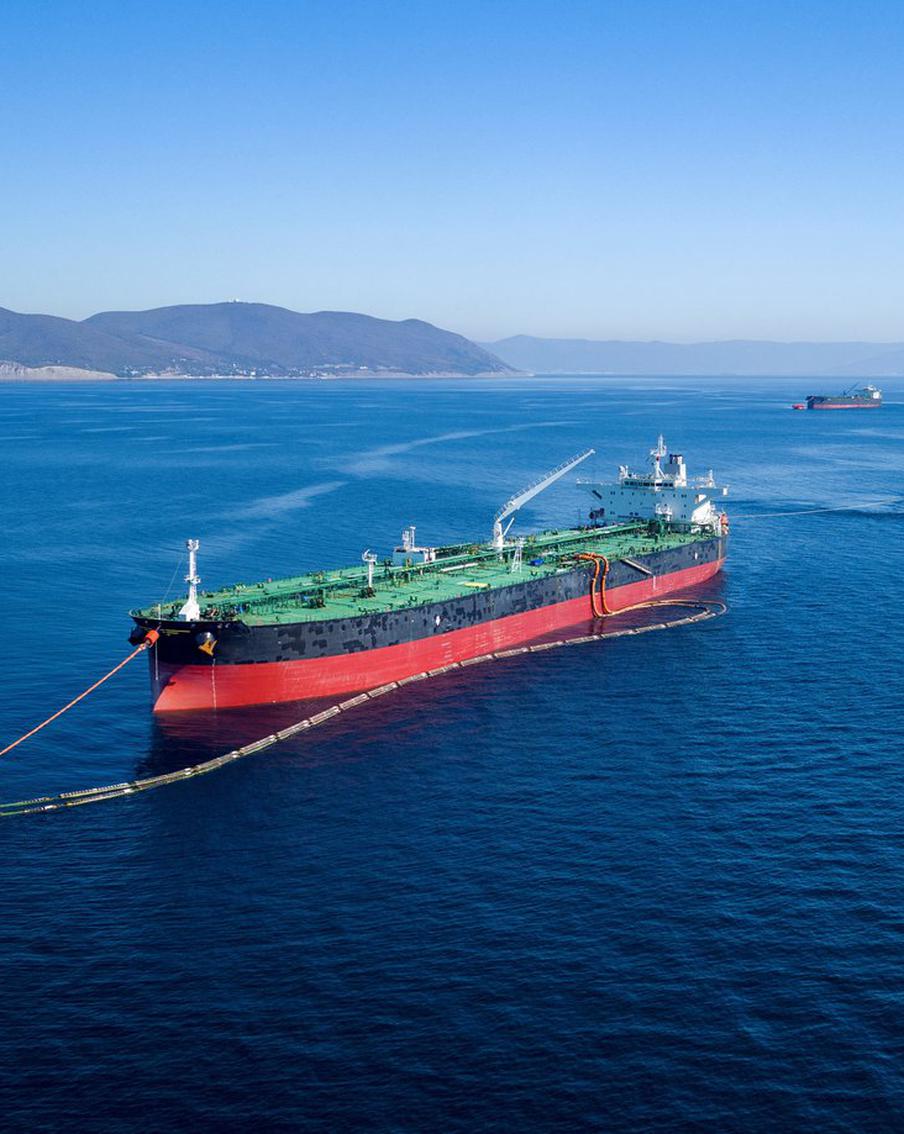 Эксперт рассказал, зачем США разрешили крупнейшей компании Индии снова закупать нефть у России