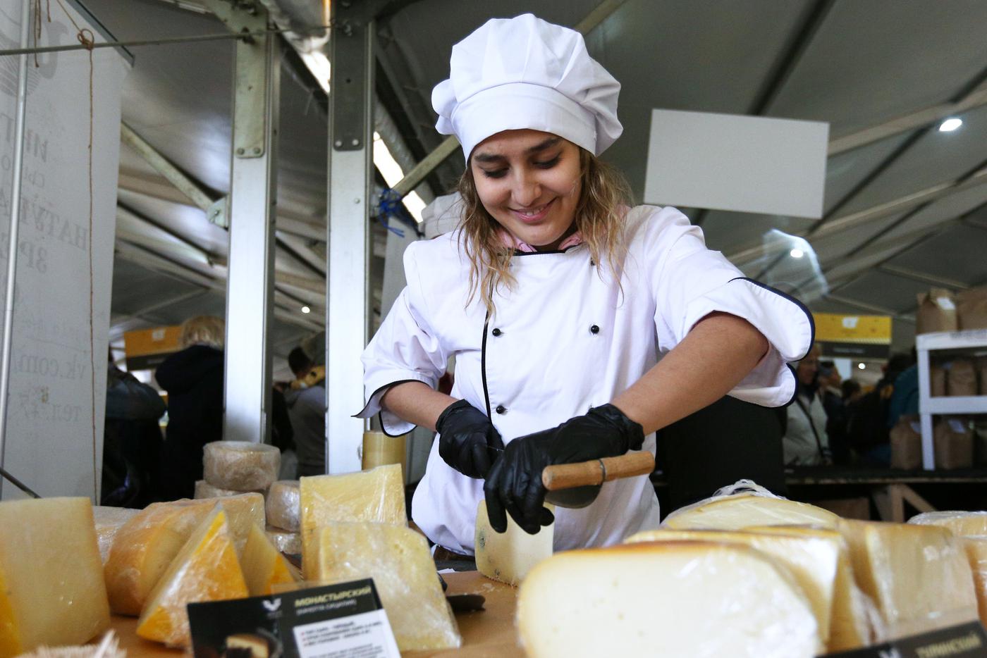 Пекорино, бофор и аппенцеллер: какие 10 сыров стоит купить на московской ярмарке