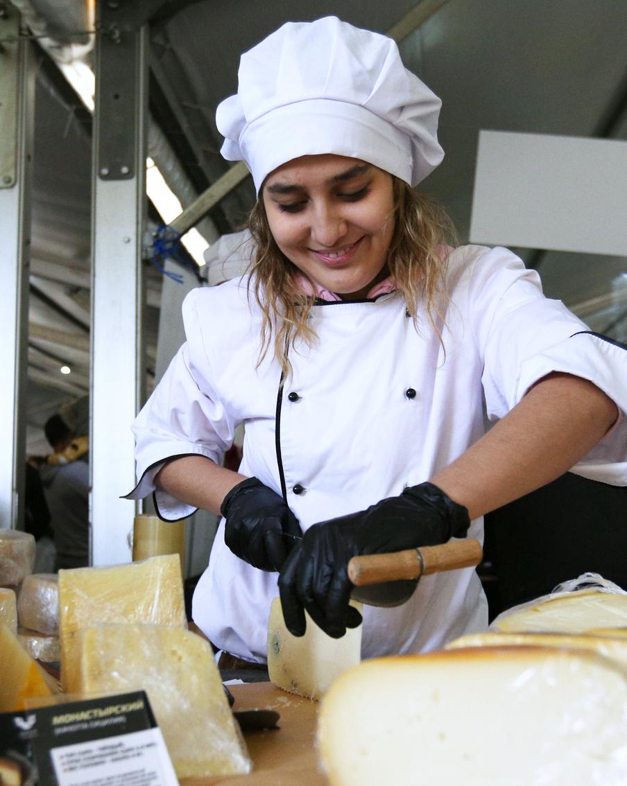 Маршрут гурмана: топ-10 сыров с московской ярмарки на Семеновской площади