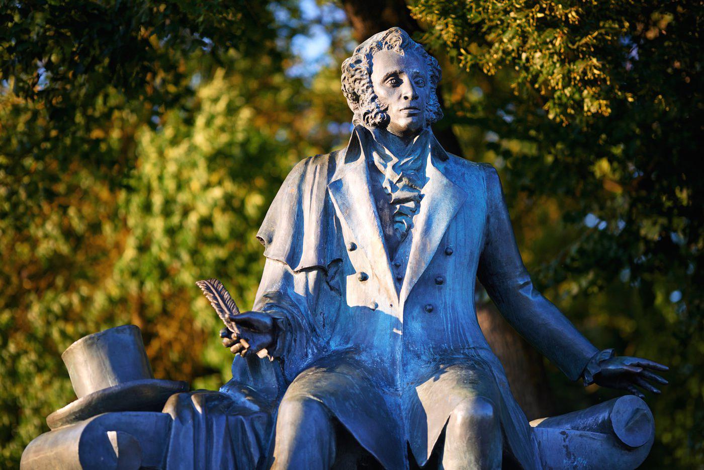 200 лет восстанию декабристов: Пушкина спас Пушкин, жён не пускали в Сибирь дети