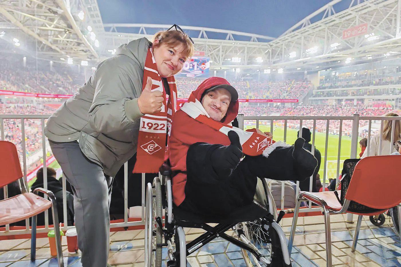 Победа – не голы, а смелость быть собой. У Вадика из Хабаровска тяжёлая форма ДЦП, он почти не двигается и не говорит. Его связь с внешним миром – большой палец ноги. С его помощью Вадик печатает сообщения, шутит и даже работает эсэмэмщиком. В интервью Metro Вадим признался, что хотел бы побывать на стадионе "Спартака" в Москве. Наша Аня Жукова договорилась с клубом и воплотила его мечту. Чтобы поддержать любимую команду, Вадик даже скинул ботинки и аплодировал ногами.