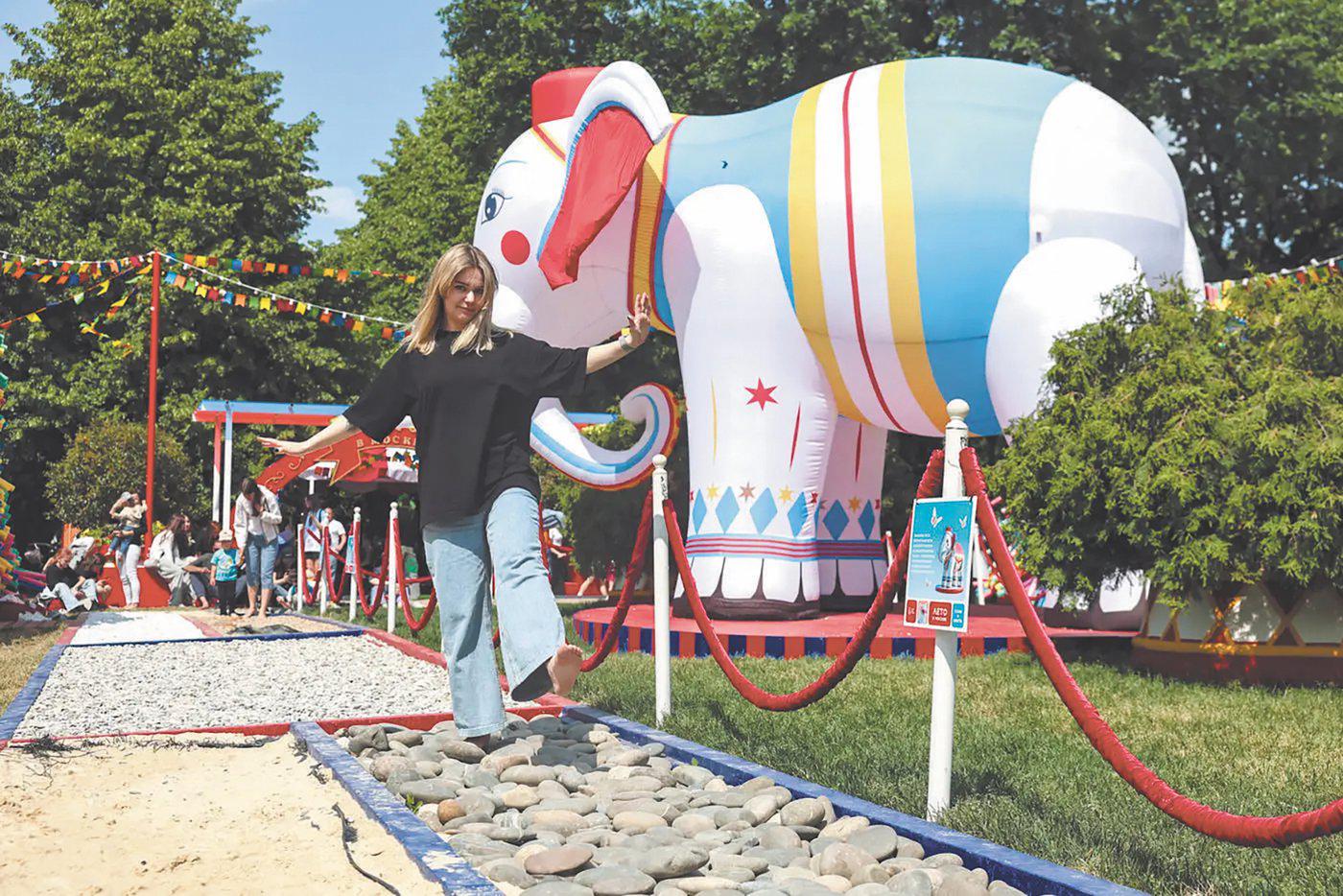 Крымские камни в центре столицы. В июне по Цветному бульвару бродили москвичи без обуви. Проверить босоногую тропу от нашей редакции вызвалась Марина Вересаева. Тёплые камни показались ей приятными на ощупь: "Отличный массаж!" 