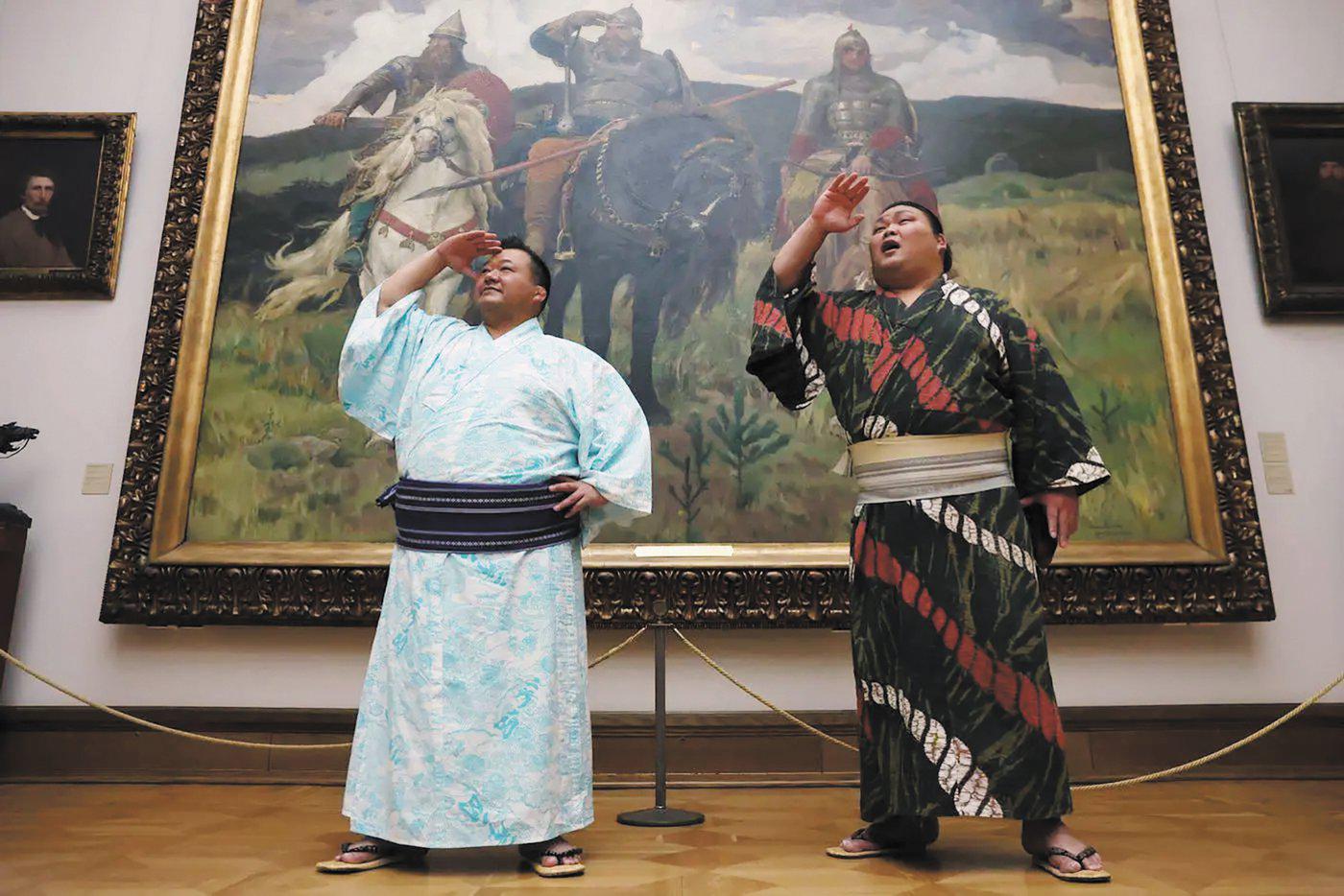 Богатыри из Японии встретили коллег Профессиональные борцы сумо Дайки Тоёносима и Масахиро Дайхико оказались восхищены Третьяковской галереей. Детский восторг у японских "богатырей" вызвала одноимённая картина Виктора Васнецова. Предлагаем теперь называть их Дайки Попович и Масахиро Никитич.