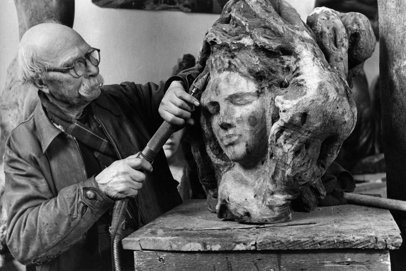 Степан Эрьзя после гибели Есенина сделал ему памятник из дерева кебрачо 