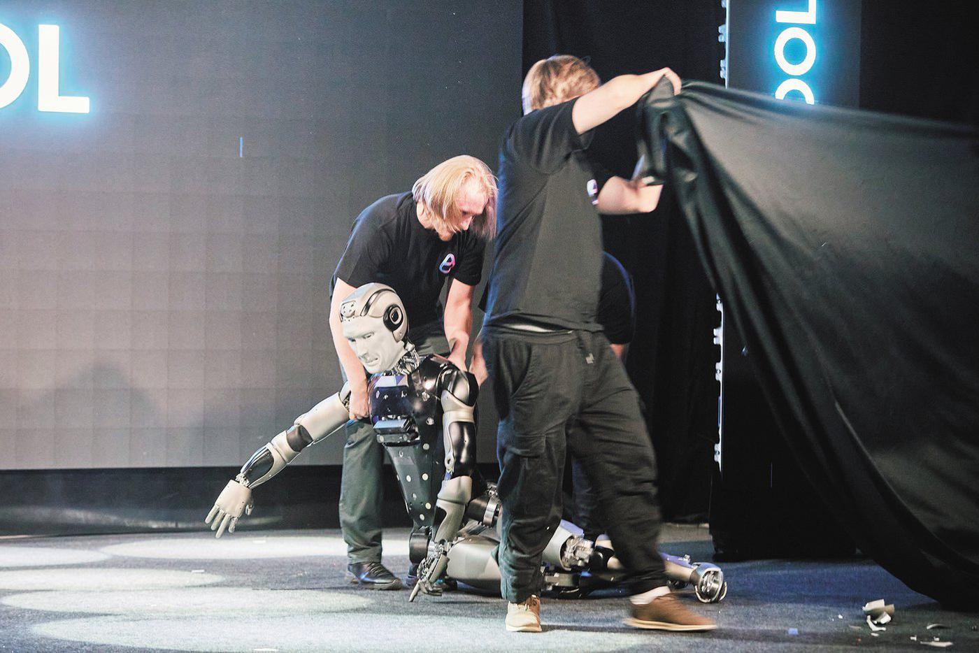 Презентация первого в России человекообразного робота Айдола должна была стать сенсацией. И стала, но не по той причине, о которой мечтали организаторы. "Железный человек" эпично плюхнулся во время прогулки по сцене и стал ярким напоминанием, что жизнь состоит не только из взлётов.