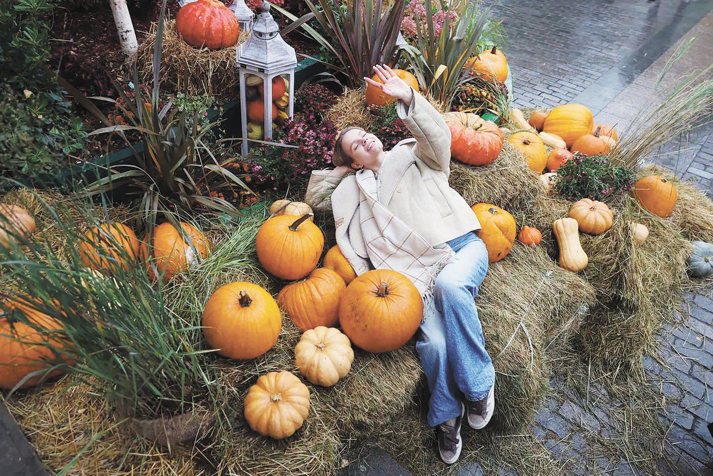 Если нет солнца, придумай его На фестивале "Золотая осень" на Манежке репортёр Маша Безгина устроила мастер-класс по позированию. Она улеглась на импровизированный сеновал среди тыкв и протянула руку, будто скрываясь от солнечного света. И ничего страшного, что солнца не было.