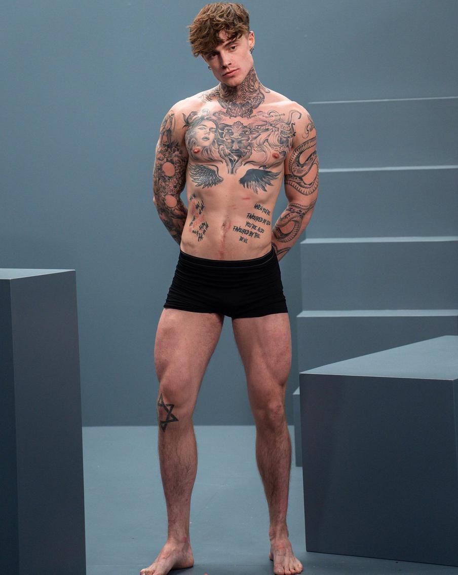 Татуировки помогают Самуэлю маскировать следы от шрамов.