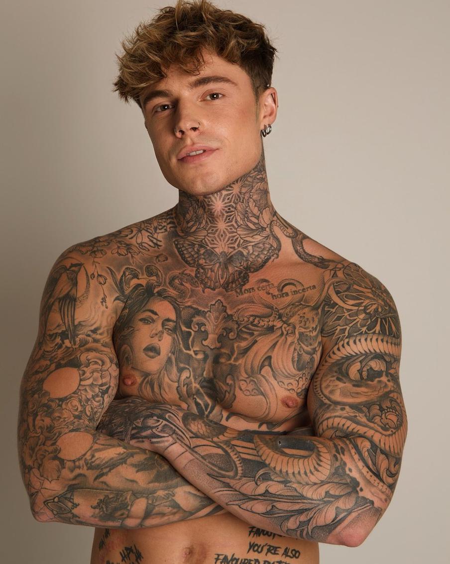 Самуэль принимал участие в шоу "Топ-модель по-немецки" и знает, как выгодно себя подать.