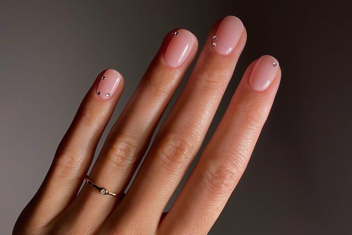 Трендовый маникюр для поклонников "голых" ногтей: минимализм с изюминкой