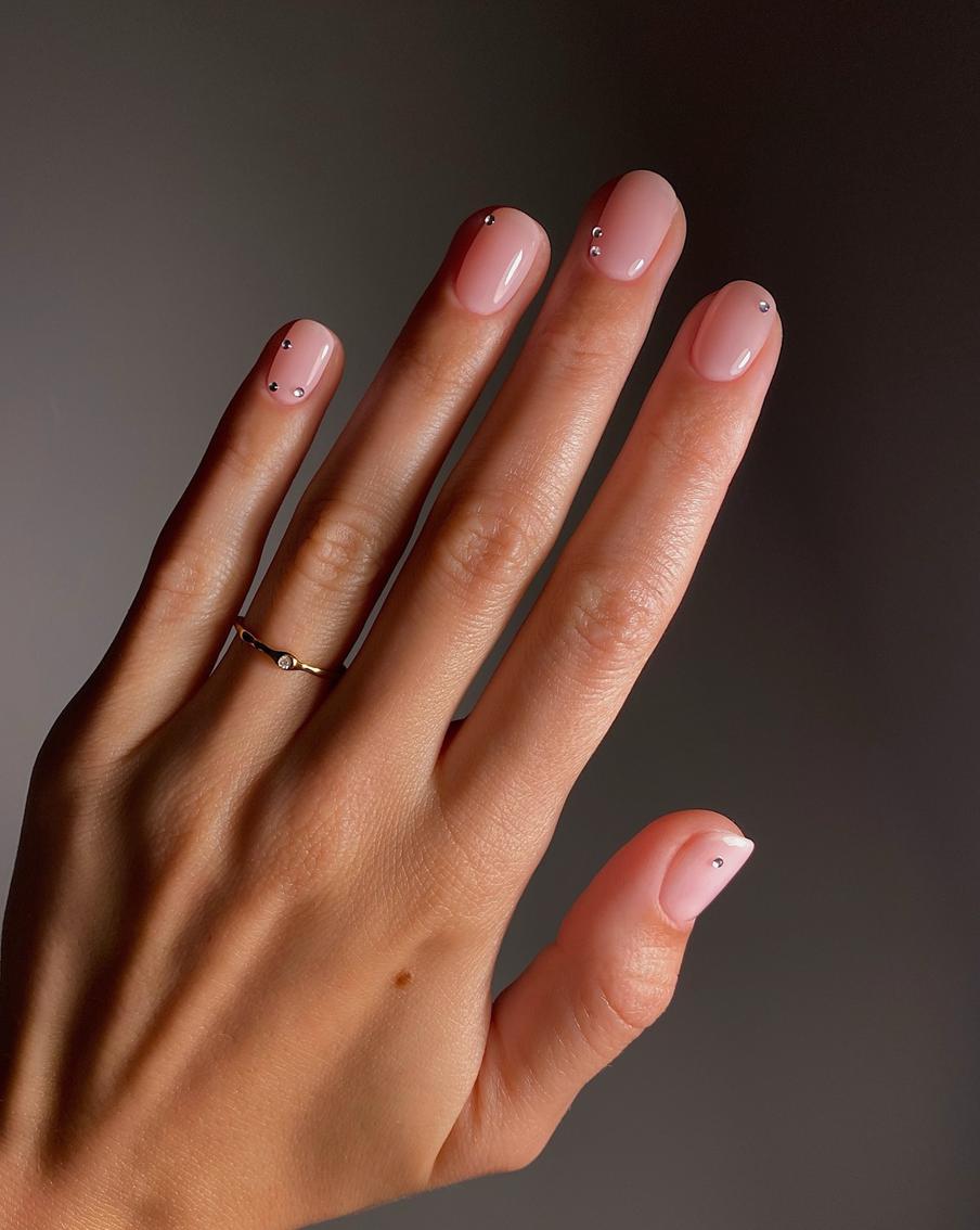 Трендовый маникюр для поклонников "голых" ногтей: минимализм с изюминкой