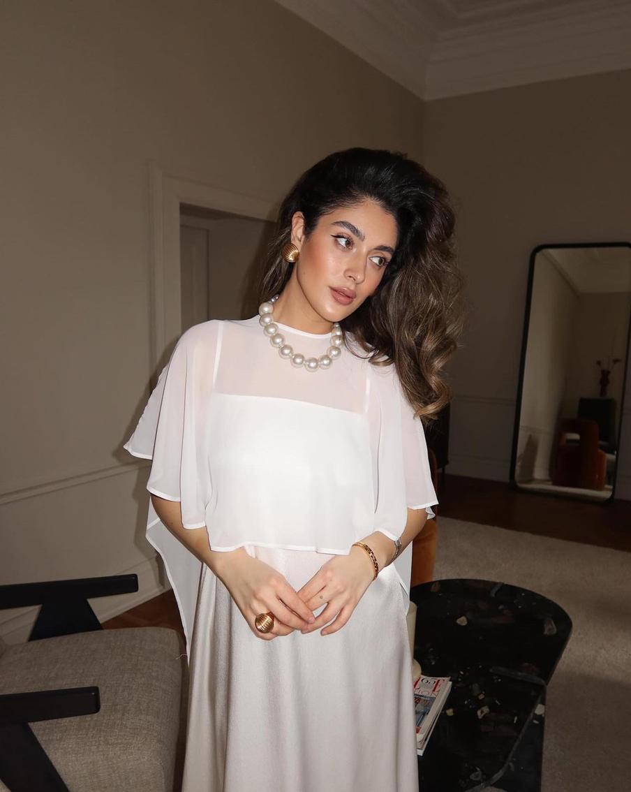 Правильный кейп создаёт эффект лёгкой дымки на плечах.