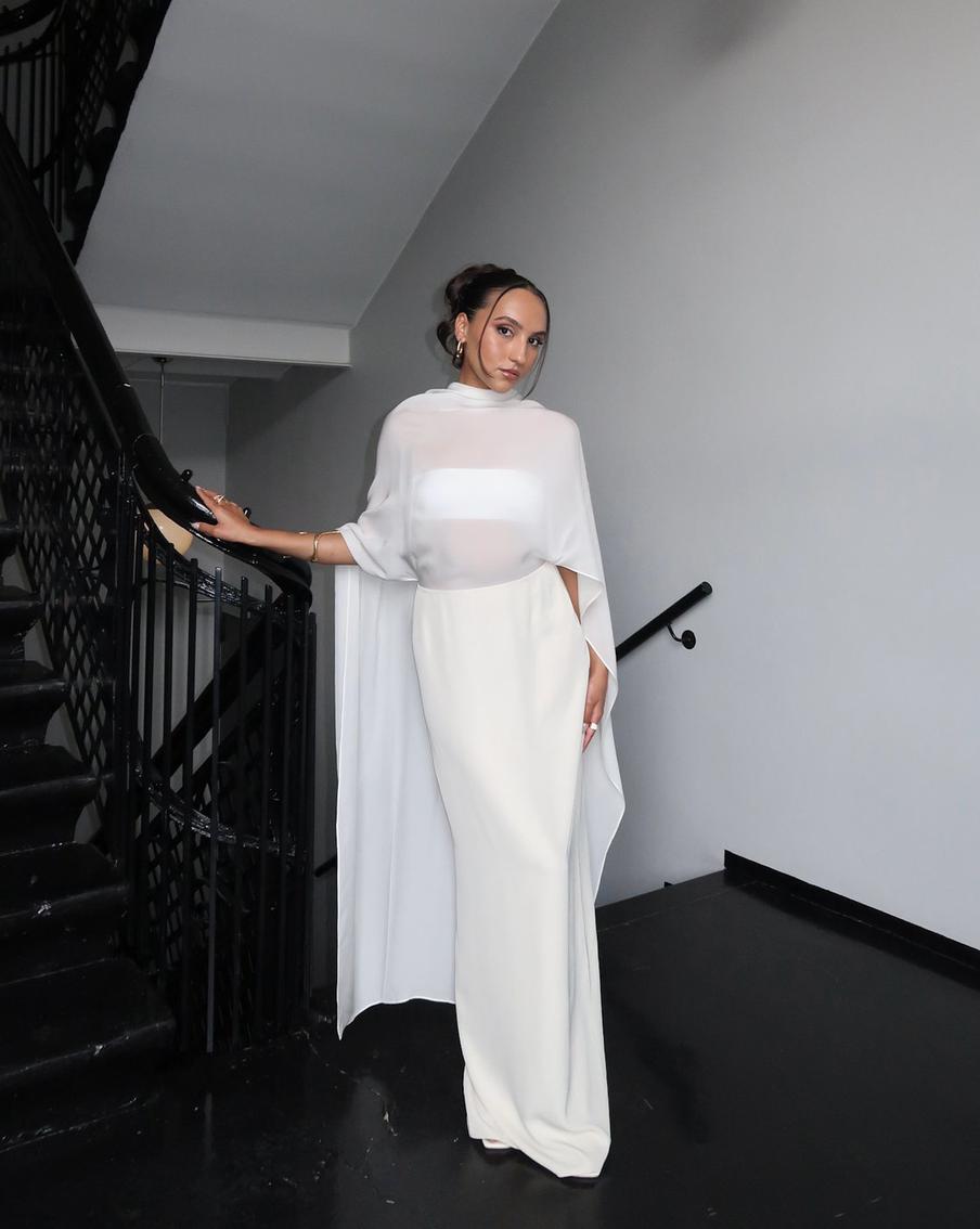 Сочетать такую накидку можно как с платьями, так и с юбками и топами.