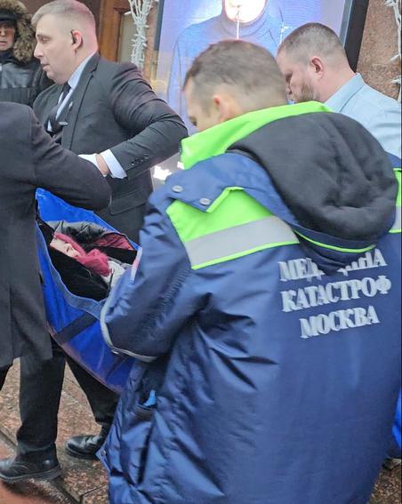 Веру Алентову выносят врачи скорой помощи.