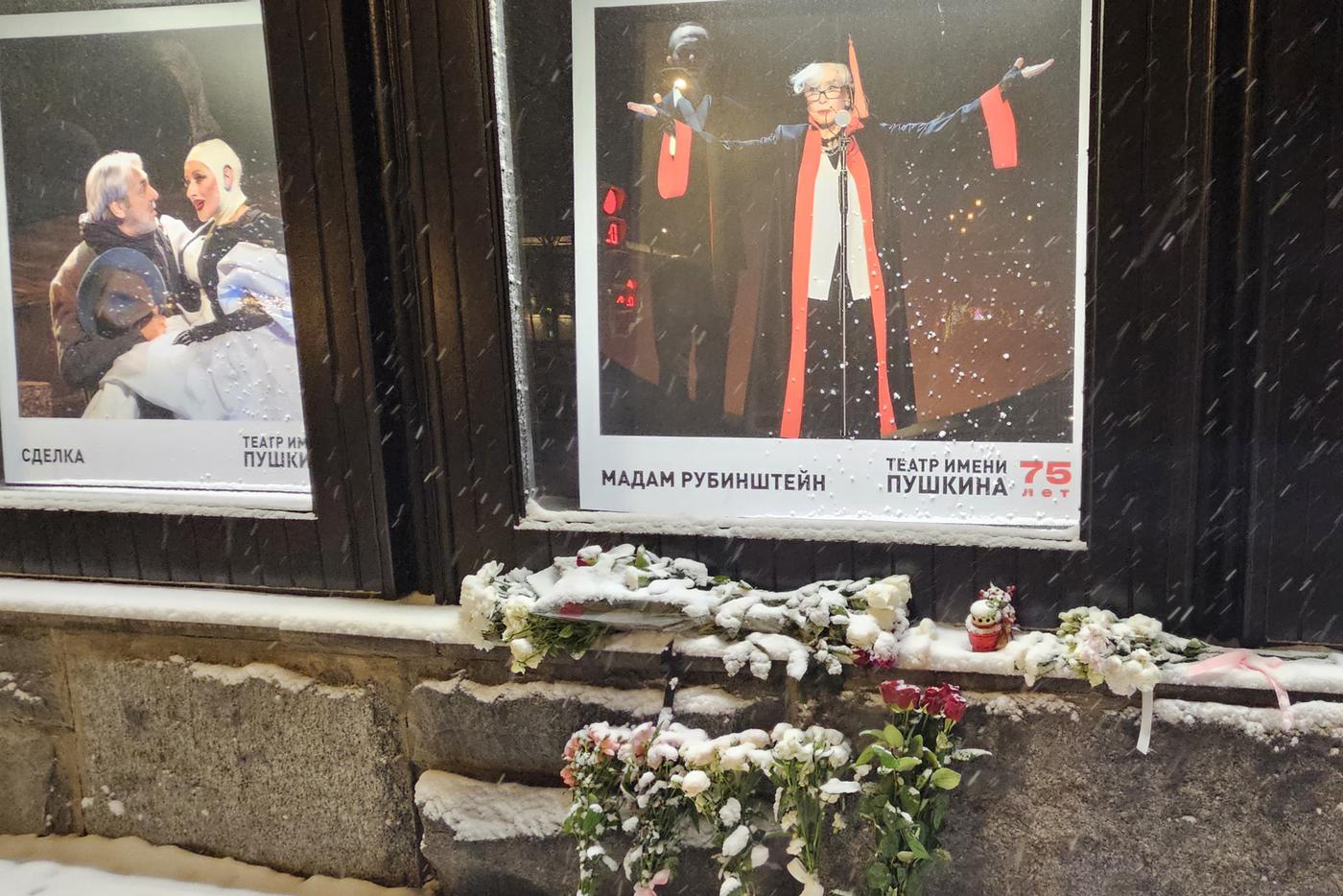 Поклонники несут цветы к театру имени Пушкина, где служила Вера Алентова.