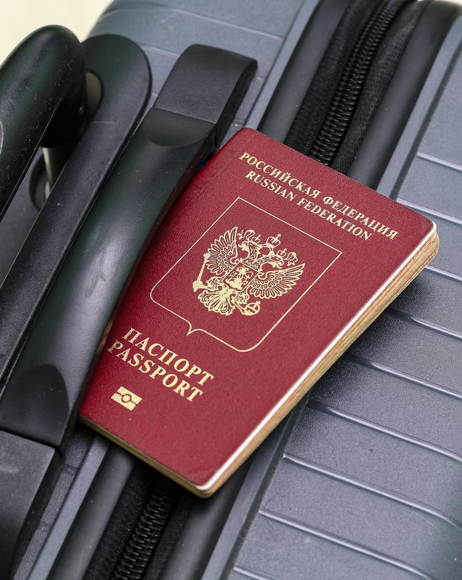 Россиянам открыли новые безвизовые направления в 2025 году. В этом году список стран, куда граждане России могут въезжать без виз, заметно расширился за счёт Ближнего Востока и Азии, сообщили в МИД при подведении итогов внешней политики
