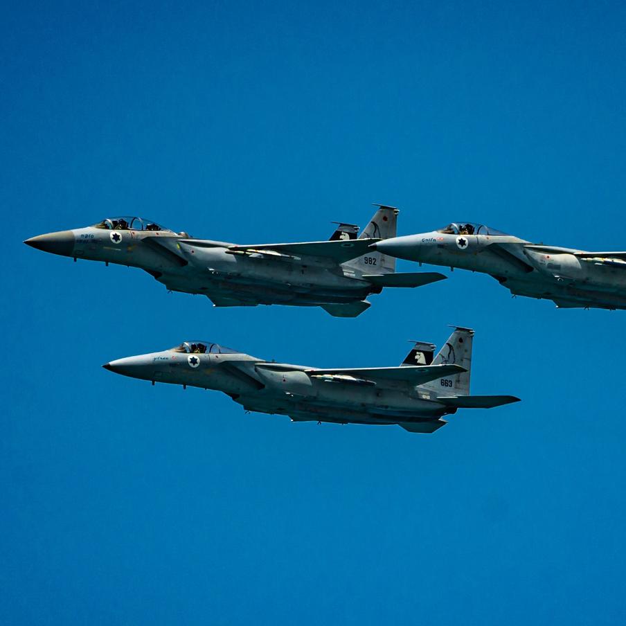 Израильская авиация нанесла удары по востоку и югу Ливана. В Ливане зафиксировали новые авиаудары со стороны Израиля. Атаки пришлись на несколько районов на востоке страны и в южных провинциях, сообщили местные источники