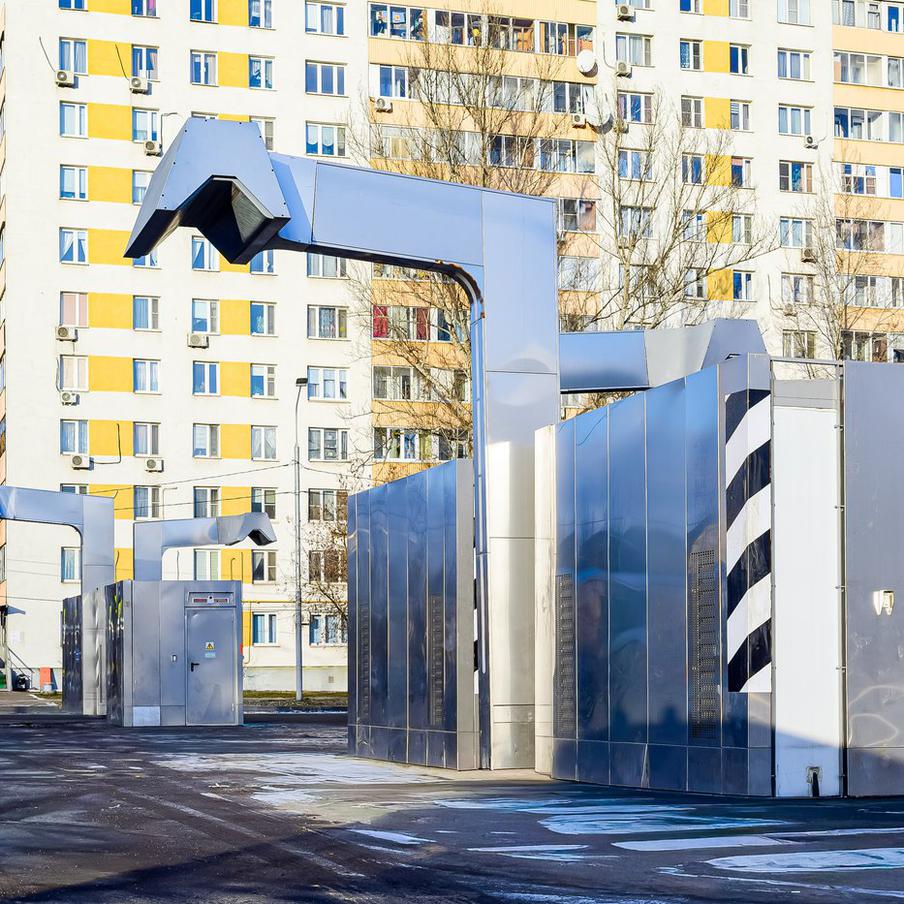 16 ультрабыстрых зарядных станций для электробусов установили в Южном Тушине и Бирюлеве Восточном. Москва входит в число мировых лидеров по внедрению и эксплуатации электротранспорта. Для перехода с обычных автобусов на электробусы в городе активно развивается сеть зарядных станций. Это позволяет регулярно расширять число электробусных маршрутов и улучшать комфорт поездок для пассажиров