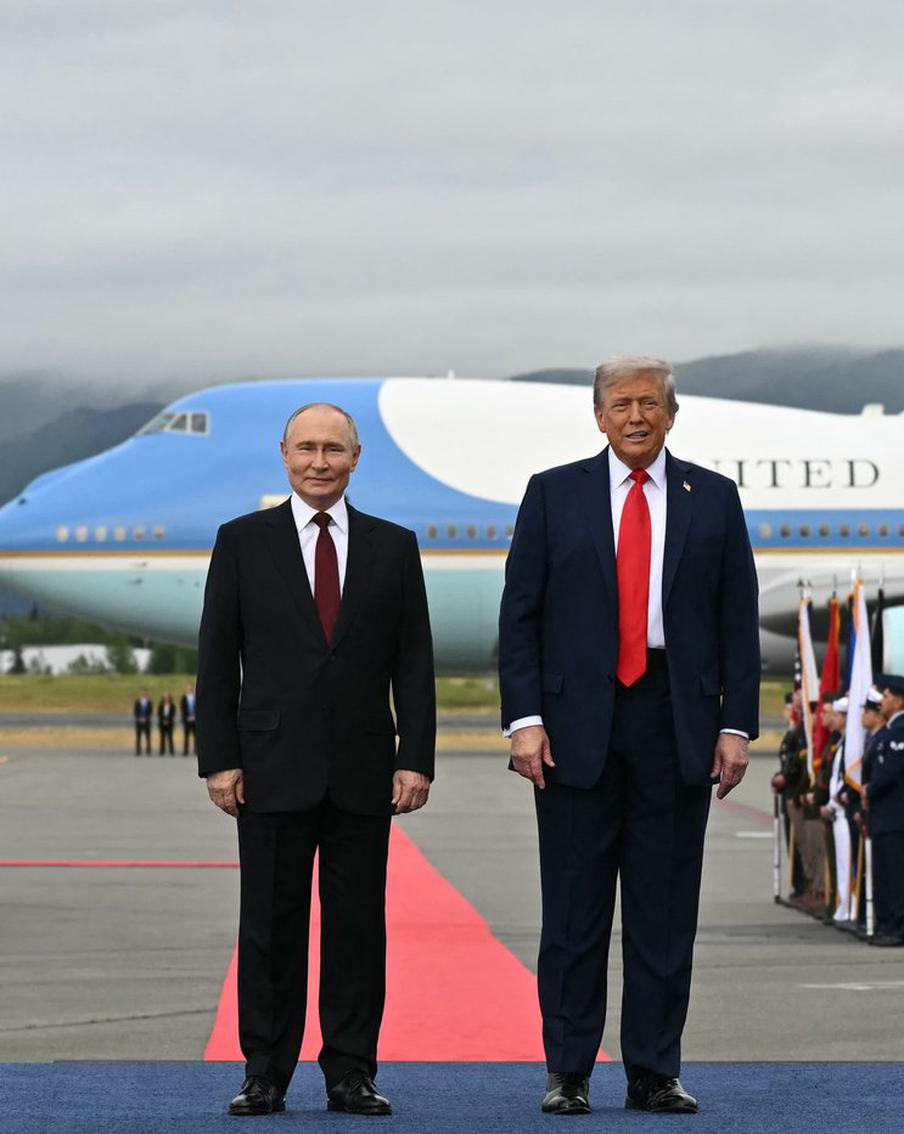 Дональд Трамп анонсировал скорый телефонный разговор с Владимиром Путиным. Американский президент рассказал о планах в ближайшее время провести телефонный разговор с российским коллегой Владимиром Путиным. Что именно будут обсуждать лидеры, неизвестно