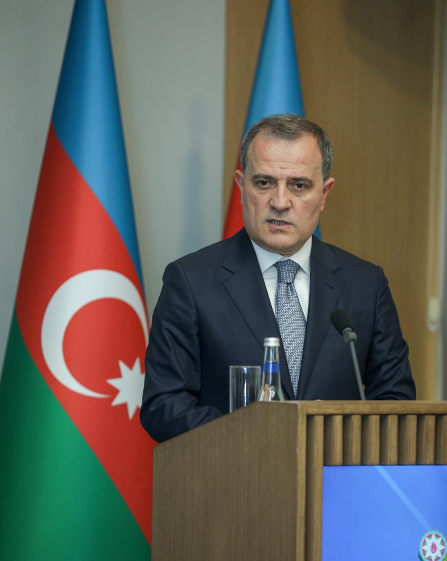 В Азербайджане раскритиковали закрытие дела о крушении самолёта AZAL в России. Министр иностранных дел Азербайджана назвал спорным решение российских правоохранительных органов закрыть дело о крушении самолёта AZAL, произошедшем год назад