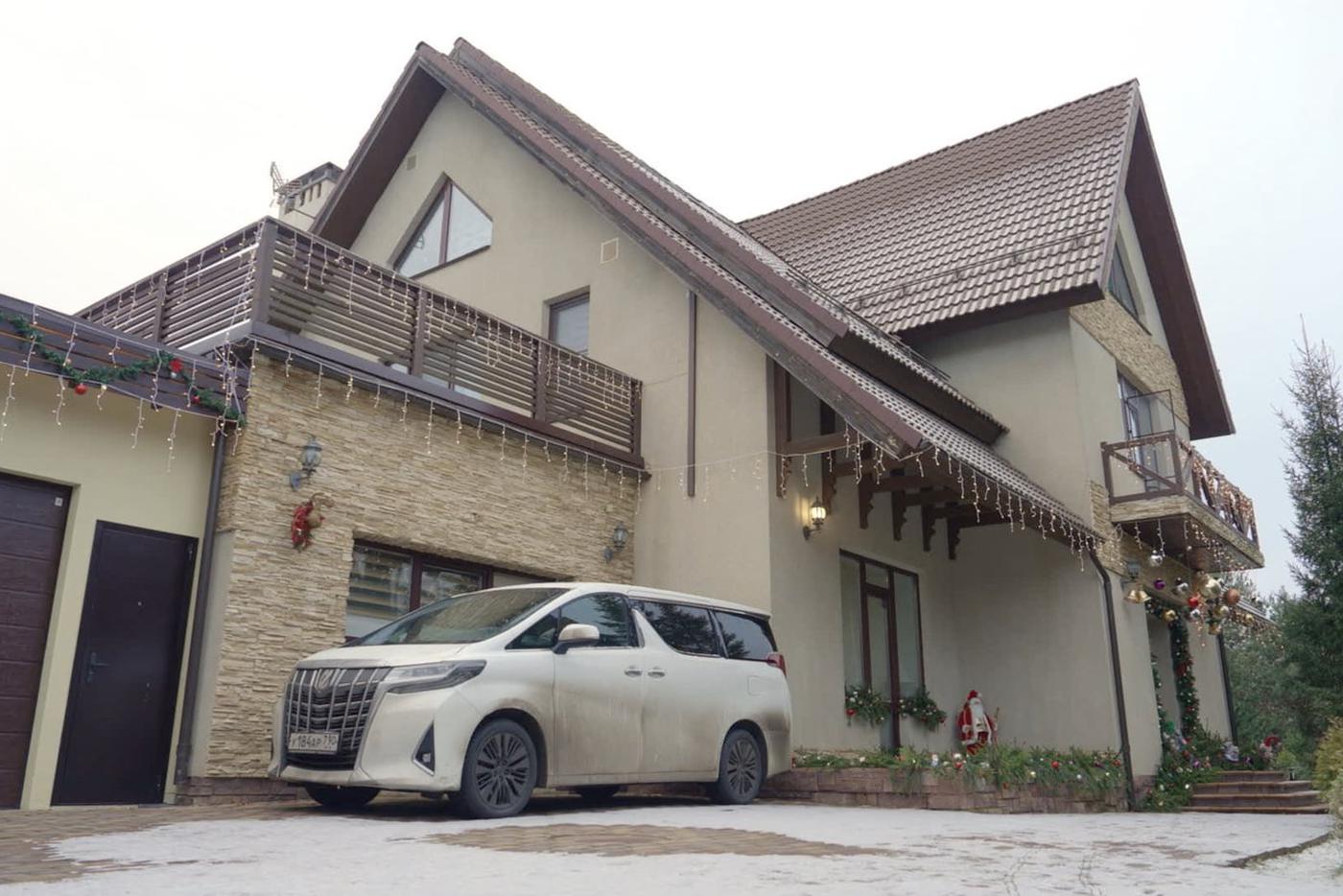 Полина Диброва и Роман Товстик впервые показали дом, в котором живут с семьёй