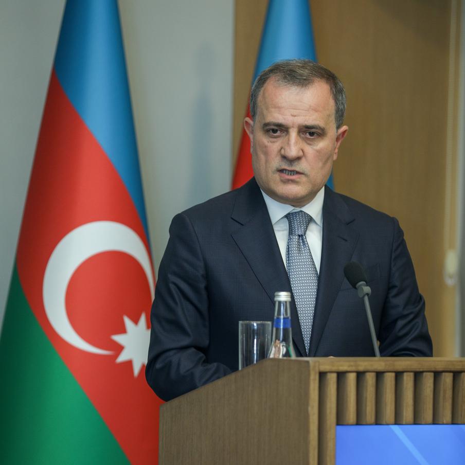 В Азербайджане раскритиковали закрытие дела о крушении самолёта AZAL в России. Министр иностранных дел Азербайджана назвал спорным решение российских правоохранительных органов закрыть дело о крушении самолёта AZAL, произошедшем год назад