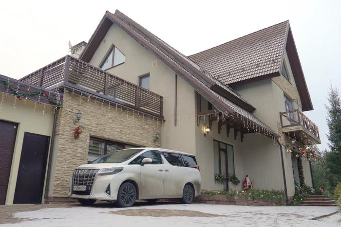 Полина Диброва и Роман Товстик впервые показали дом, в котором живут с семьёй