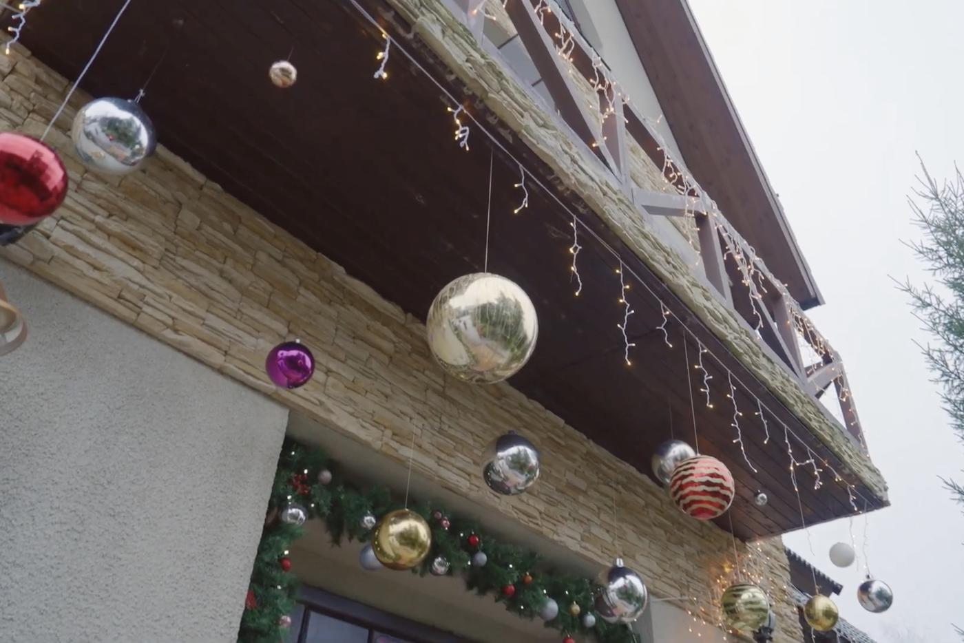 Экстерьер обильно украшен к Новому году.